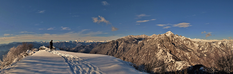 Dal rif. Monte Suchello vista panoramica sulle Prealpi Orobie dal Resegone a sx all'Alben, dirimpettaio, a dx